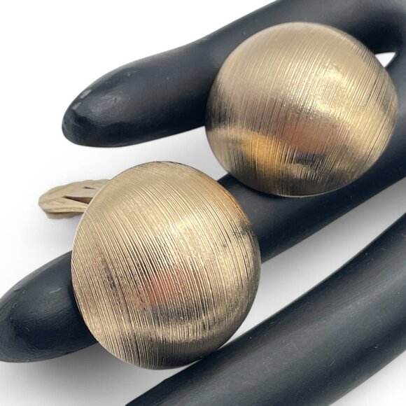 Vintage SARAH COVENTRY Large Round Textured Gold-Tone Clip-On Earrings Large - Picture 7 of 8